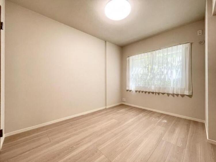 内装 一日の疲れを取る主寝室は大型のベッドも配置が可能です。窓から注がれる光で家族とのコミュニケーションも明るくなりそうです。