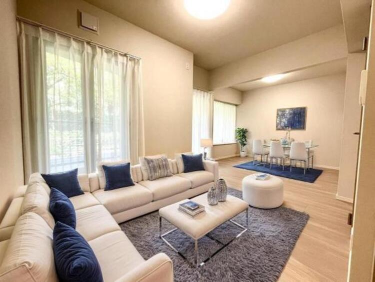 居間 （配置してある家具はCGによるイメージです。）13帖のゆったりとしたリビングです。明るさと風が入る窓配置が安らげる空間を演出します。