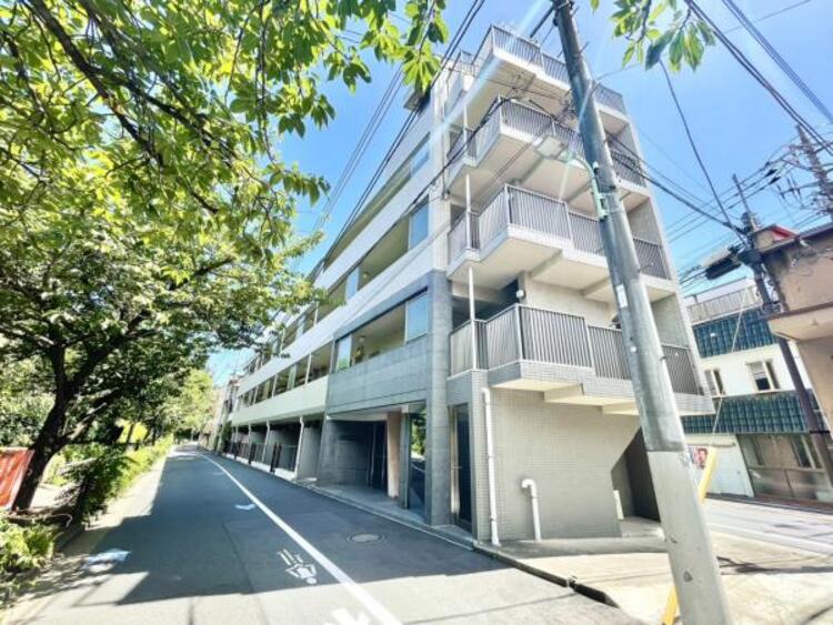 外観 陽とともに、時間によって顔を変える街の景観から、星空や夜景に負けないデザインの映える外観。この街ならではの美しい風景と、ここから紡がれる物語を建物外観から始まります。