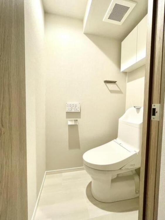 トイレ 白を基調としたウォシュレットトイレは清潔感あるプライベート空間を演出します。