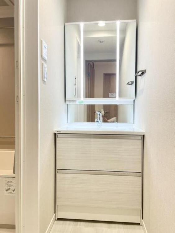 洗面 一日の始まりと終わりは洗面化粧台から。清潔感と機能性を備えたパウダールームです。