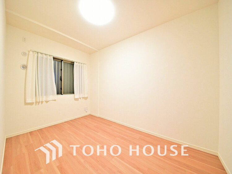 内装 採光もある洋室は、くつろぎのひと時を過ごすのにぴったり