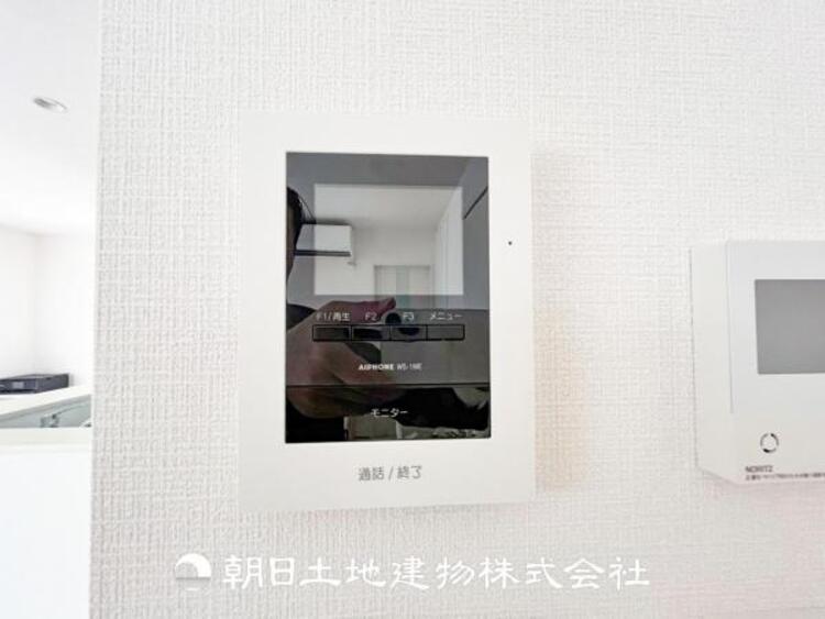 内装 TVモニター付きインターホンは訪問者のお顔を確認出来安心な機能です！