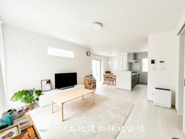 居間 大切なご家族、招いた友人と過ごすひと時を溢れる光が優しく包み込む空間。