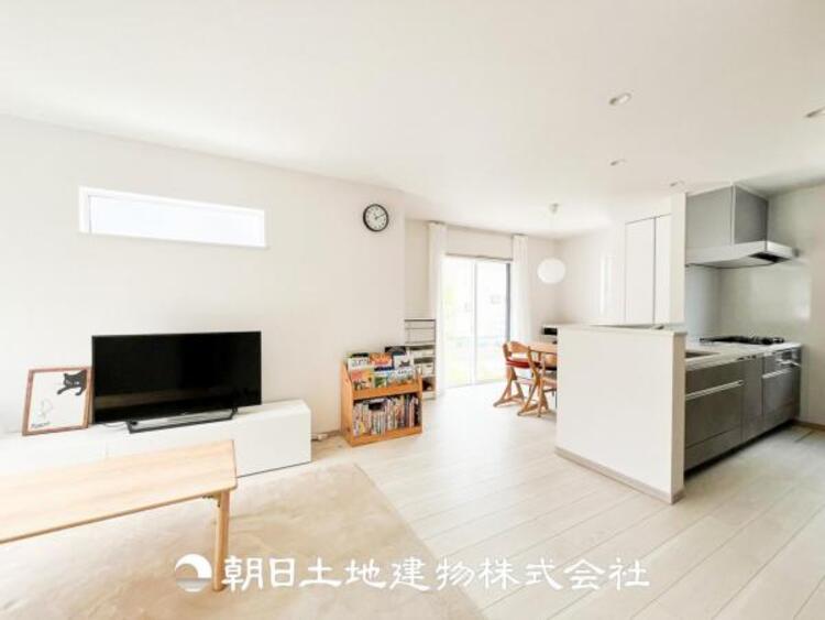 居間 リビングにはみんなが集い、食事や楽しい会話が始まる。