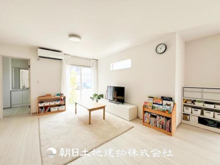 居間 リビングには潤沢な太陽が降り注ぎ、爽やかな住空間を演出。