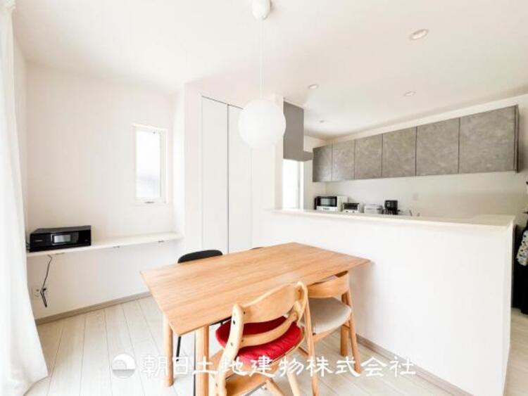 居間 お友達を呼んでお茶をしたり、一緒に料理を楽しみながら楽しい時間を過ごしましょう。