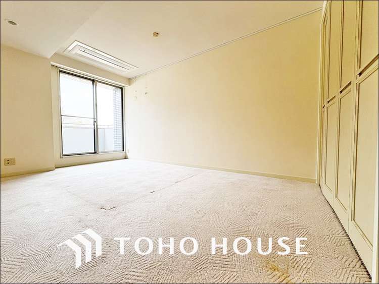 内装 採光もある洋室は、くつろぎのひと時を過ごすのにぴったり