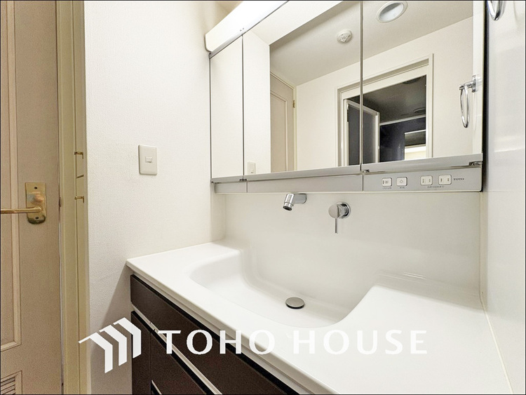 洗面 白を基調とした清潔感のある洗面室で朝の身支度も快適に