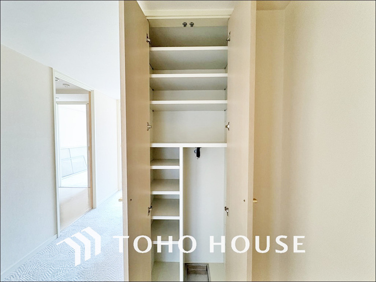 玄関 玄関にはご家族分の履き物も十分収納できる充実の収納スペースあり