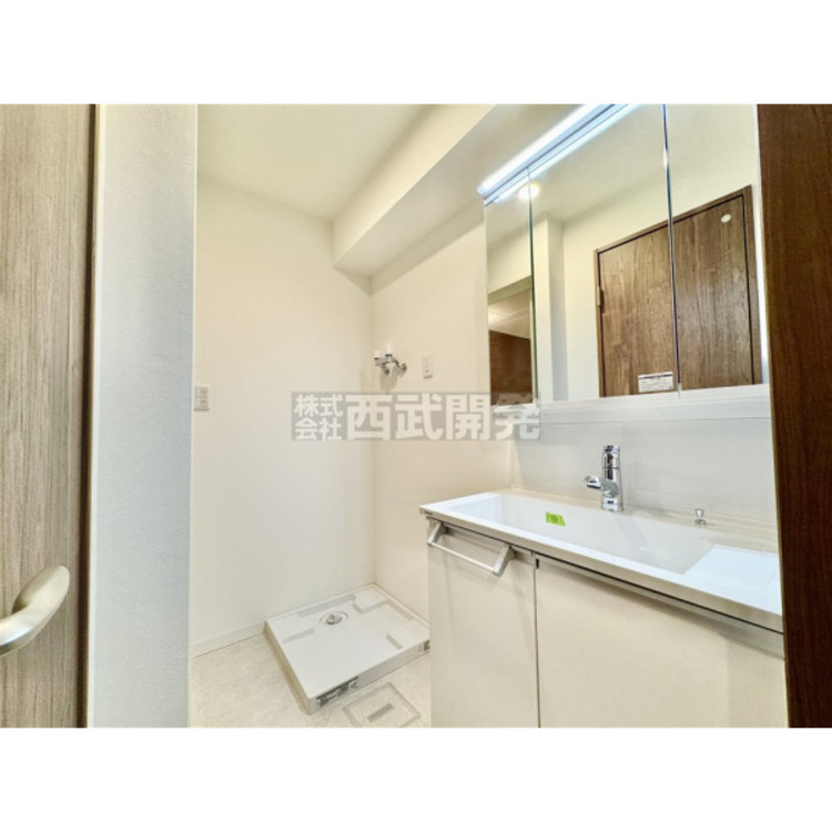 洗面 収納力と機能性に優れた三面鏡洗面化粧台です。鏡の裏は収納スペースになっていますので、すっきり清潔に保てます。