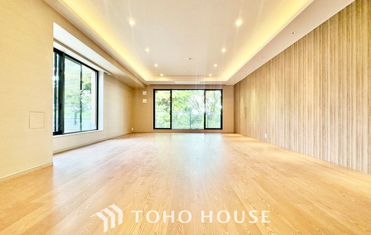 内装 ◆時を忘れる場所◆ここにはみんなが集い、食事と楽しい会話が始まる。話に夢中になりすぎて、ついつい時を忘れ夜半過ぎになってしまう。そんな束の間の幸せを感じさせてくれる場所でありたい。