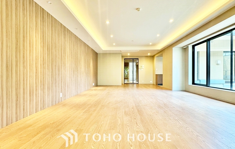 内装 ◆木漏れ日◆の様な採光が優しく足元を照らし、心地いい暮らしの道しるべを写し出す。この空間で過ごす家族との語らいの時間がとても素敵で幸せを感じるかもしれない。