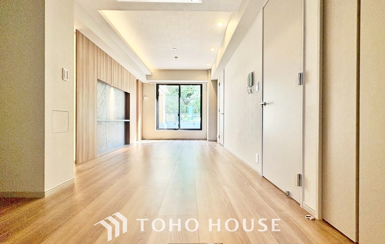 内装 ◆今宵の食卓◆ダウンライトに反射するグラスを眺めながらワインを注ぐ。トクトクと心地いい音をさせながら、フランスの古城を思わせる薫りがたちこめ、とても幸せな時を過ごせる。