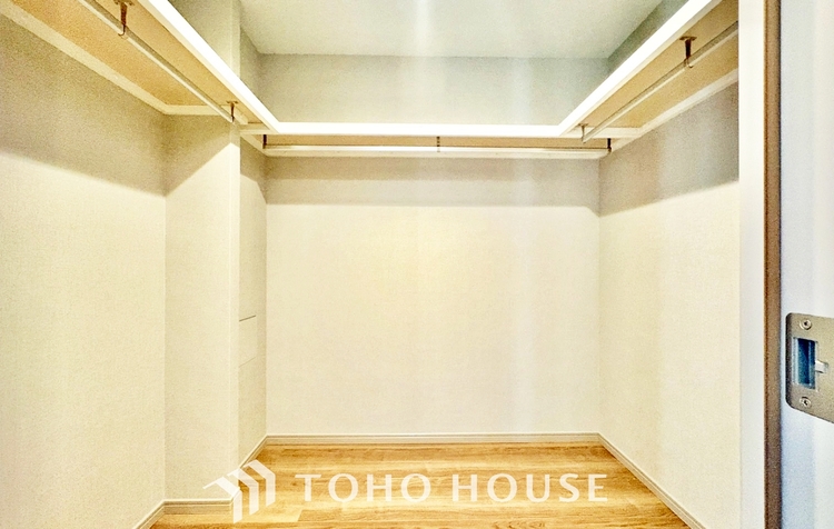 内装 ◆リビングルーム◆そこには目を輝かせ笑顔で見つめてくれる君がいて、「おかえり」の言葉がこだまする。何気ない日々の挨拶は僕にとっては幸せで、同時に君の瞳にも恋している。