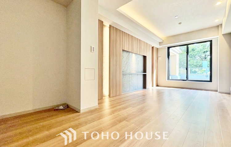 内装 ◆今宵の食卓◆ダウンライトに反射するグラスを眺めながらワインを注ぐ。トクトクと心地いい音をさせながら、フランスの古城を思わせる薫りがたちこめ、とても幸せな時を過ごせる。