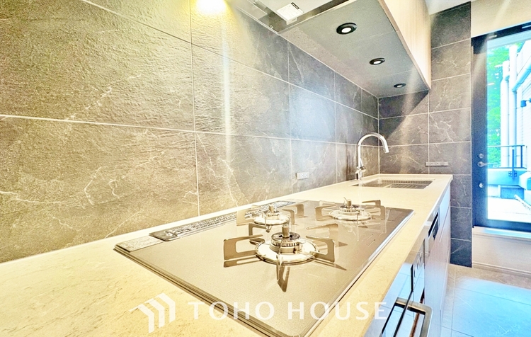 キッチン ◆窓を開けると◆冷涼な風、そよぐリビング。だんらんの場所はここから始まり、ここで終わる。家族の笑顔が集う素敵な場所だから、こだわり抜いた思いが詰まっているのだと思う。