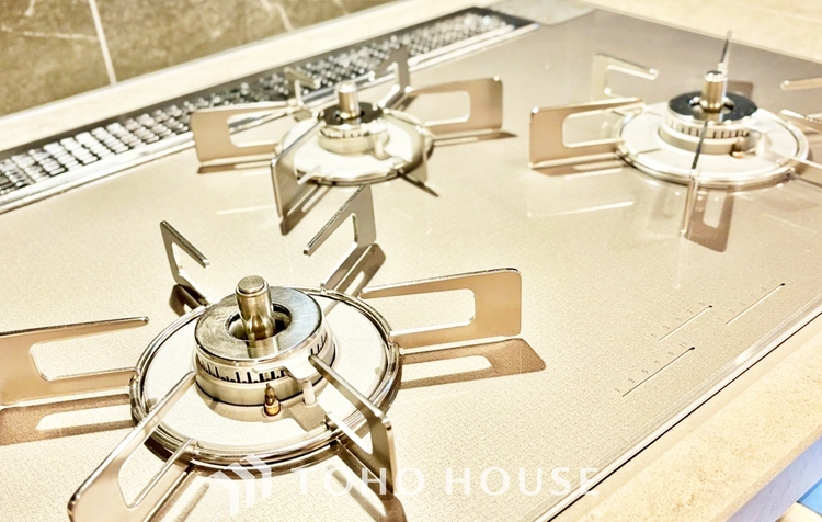 キッチン ◆サンサンと◆差し込む太陽の光がこのリビングに笑いをもたらす。ソファの上のクッションがポカポカした暖気にぬくぬくと微睡んでいる。