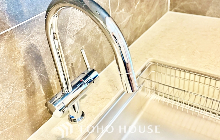 キッチン ◆陽溜まり◆の温もりを感じ、ふわりと寄り添う太陽の妖精たちが自然と僕達を微睡ませる。うとうとしたい訳ではないがそんな時間が嫌いじゃない自分がここにいる。