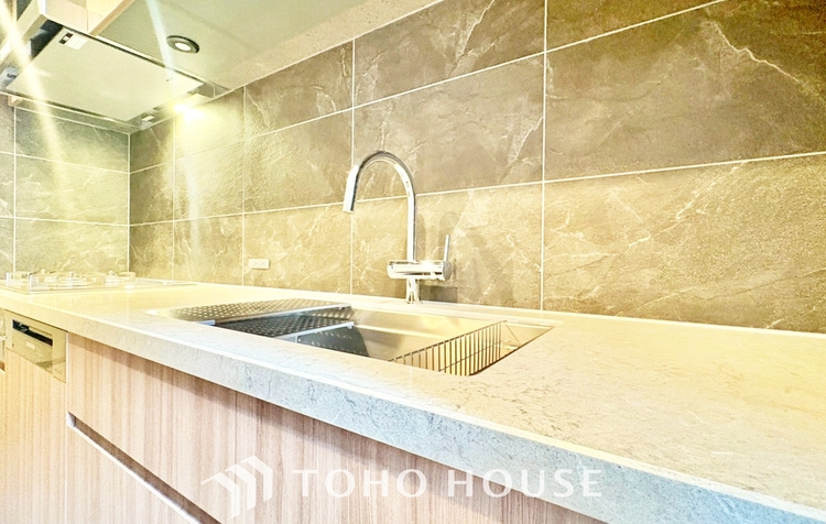 キッチン ◆海の向こうへ沈む夕日◆オレンジ色の光は大人になった今の僕にはわかる。1日の終わりを伝えに来たわけではなく、また明日が来る方へ導いてくれた事を。