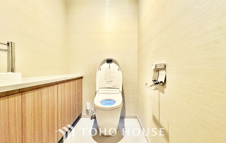 トイレ ◆隠された美しさ◆流麗な音楽が流れているような繊細でいながら整然かつ堅牢なこの空間。この空間は確かに美しい。しかし、そこには美しさ以上のものが隠されている。