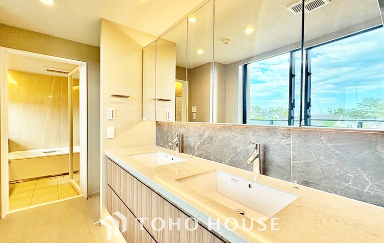 洗面 ◆結ばれた◆玄関ドアを開けるとリビングから聞こえる小走りの足音。靴を脱ぎかけ目の前に立つ君の瞳と交差する。君は微笑みその刹那に心奪われる。佇む僕と君の間に赤い糸が結ばれた。