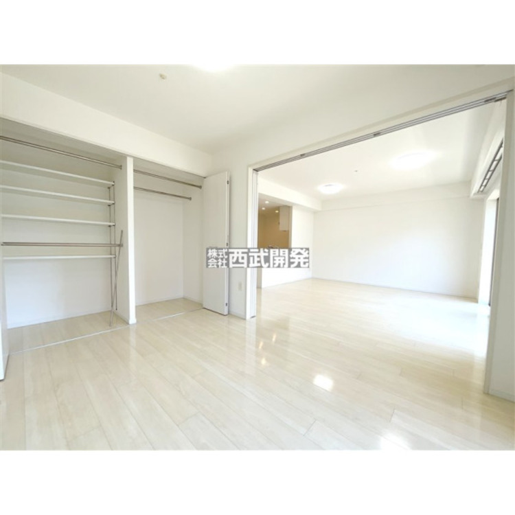 内装 洋室5.5帖とリビング