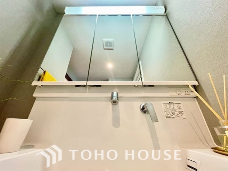 洗面 【WASHROOM】◆快適◆煌びやかな暮らしの中にも忘れたくない快適さ。大きな収納が助けてくれます。