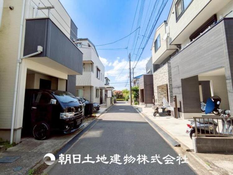 外観 【前面道路】 車通りの少ない閑静な住宅街に位置しております。車庫入れもゆとりある良好な環境で、子育てへの安心感と家族で遊べる自然が身近な嬉しい立地です。