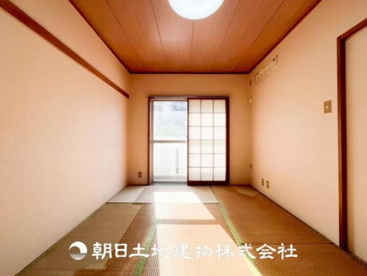 内装 【和室】和室には洋室とはまた違った良さがある。畳の香りに癒され、日本を感じることのできる落ち着きある一部屋です。障子からこぼれる光も優しく心穏やかになる空間です。ここでお昼寝なんて・・・贅沢ですね。