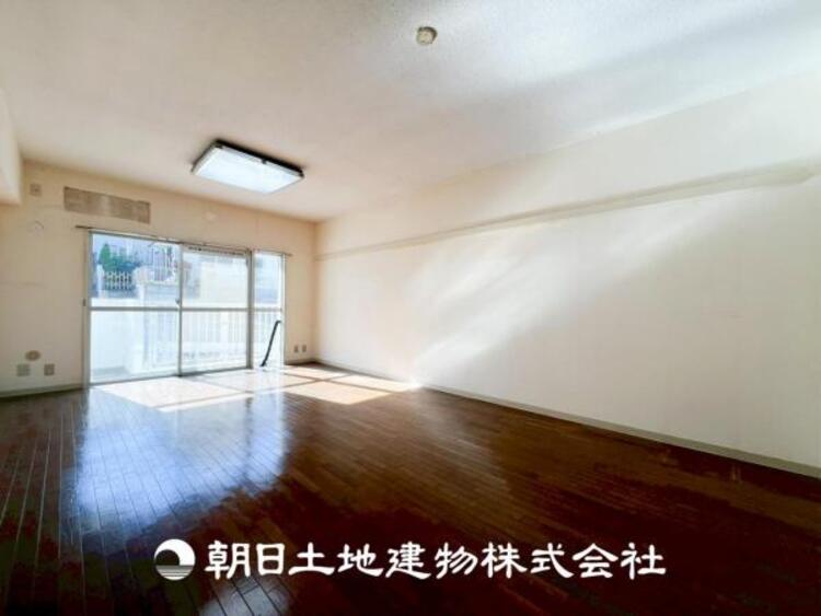 居間 【リビング】大切なご家族、招いた友人と過ごすひと時を溢れる光が優しく包み込む空間。大切な人とともに、心穏やかに過ごすひととき。家族との時間、自分の時間を大切にできる空間を作りました。