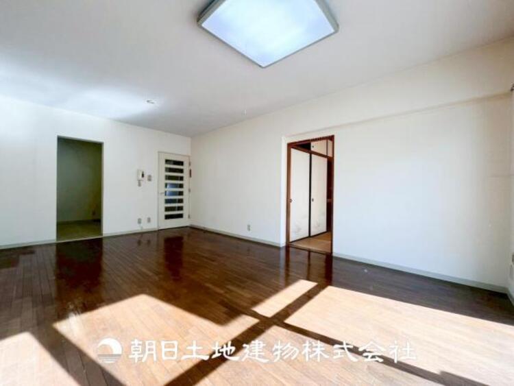 居間 【リビング】リビングにはみんなが集い、食事や楽しい会話が始まる。話に夢中になりすぎて、ついつい時を忘れてしまう。そんな束の間の幸せを感じさせてくれる場所。お子様の勉強スペースとしても活用できます。