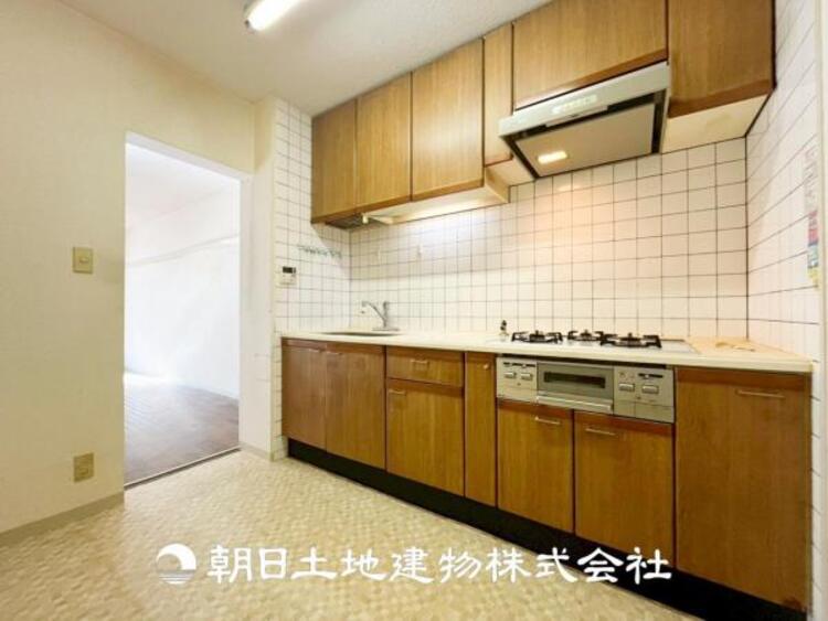 キッチン 【キッチン】仲良しなご夫婦、お子様、みんなでお料理ができる程の贅沢なスペースを実現したキッチンとなっております。みんなで作った料理を召し上がりながらの会話は盛り上がること間違いなしです。