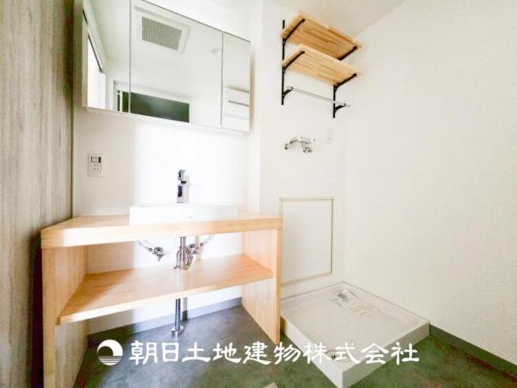 洗面 【洗面化粧台】慌ただしい1日が始まり、充実した1日の終わりを締めくくる洗面所。快適に過ごせることはもちろん、収納や機能性を兼ね備えた洗面化粧台です。快適に過ごせることはもちろん、収納や機能性を兼ね備えた洗面化粧台です。
