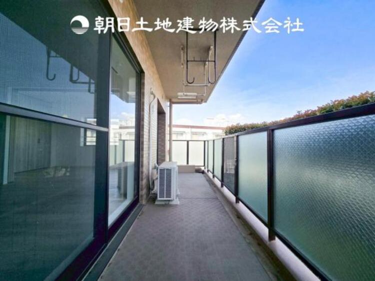 バルコニー 【バルコニー】温かい太陽を感じる事ができるのは、目の前に遮るものが無いから。彼方に広がる風景が絵画のように広がります。