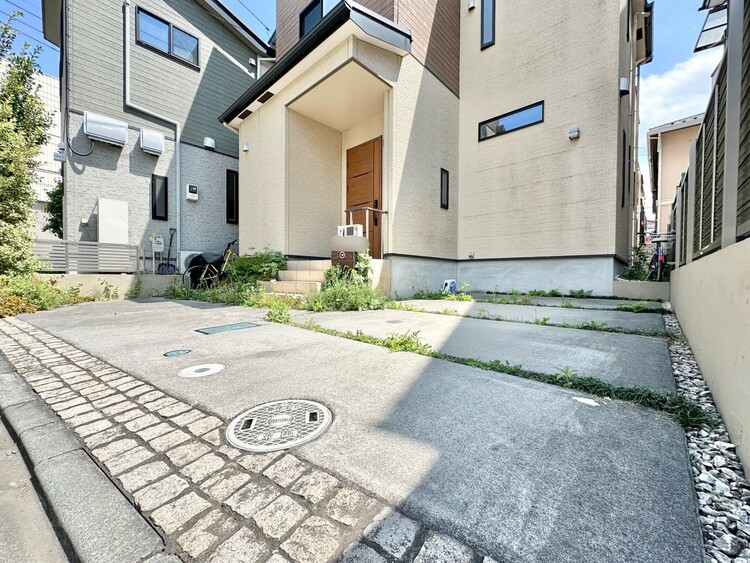 駐車場 本物件の駐車スペースです。車種制限のある場合もございますので、お気軽にお問い合わせくださいませ。