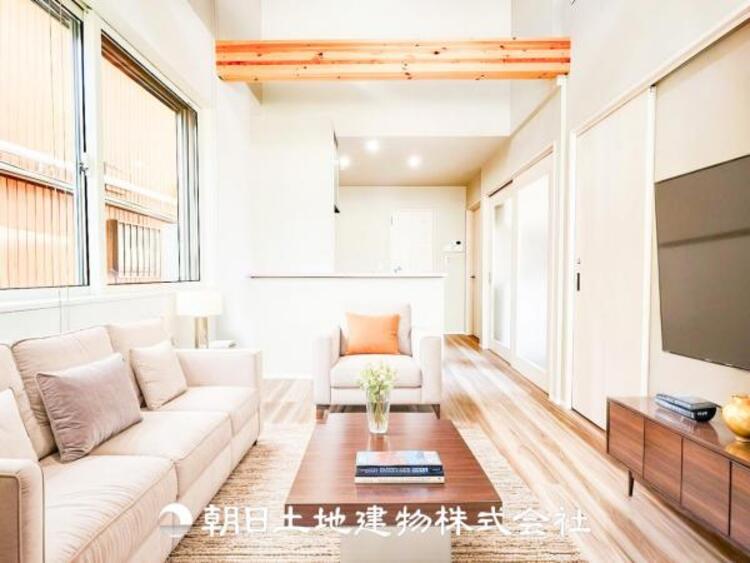 居間 吹き抜けのあるリビングは解放感と採光性に優れています。※家具は、CG配置を施しており売買価格に含まれておりません。