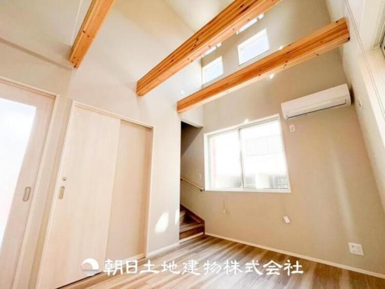 居間 吹き抜けのあるリビングは解放感と採光性に優れています。