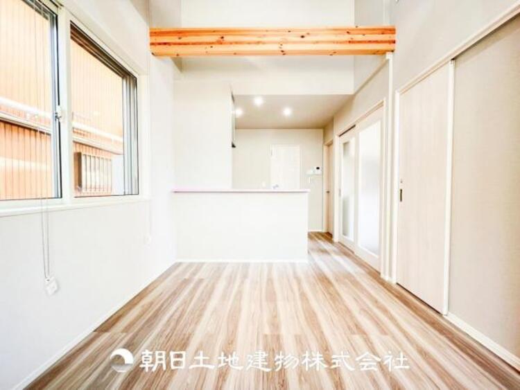 居間 明るいリビングで笑顔があふれる空間になるでしょう。