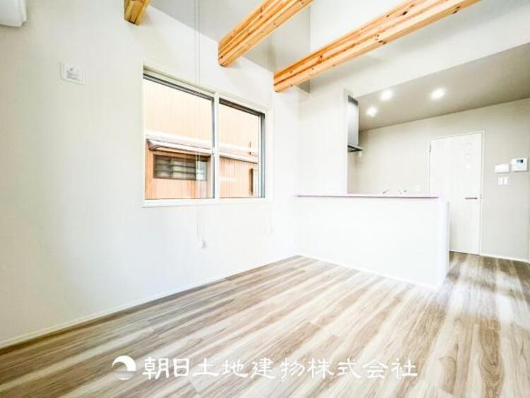 居間 吹き抜けのあるリビングは解放感と採光性に優れています。