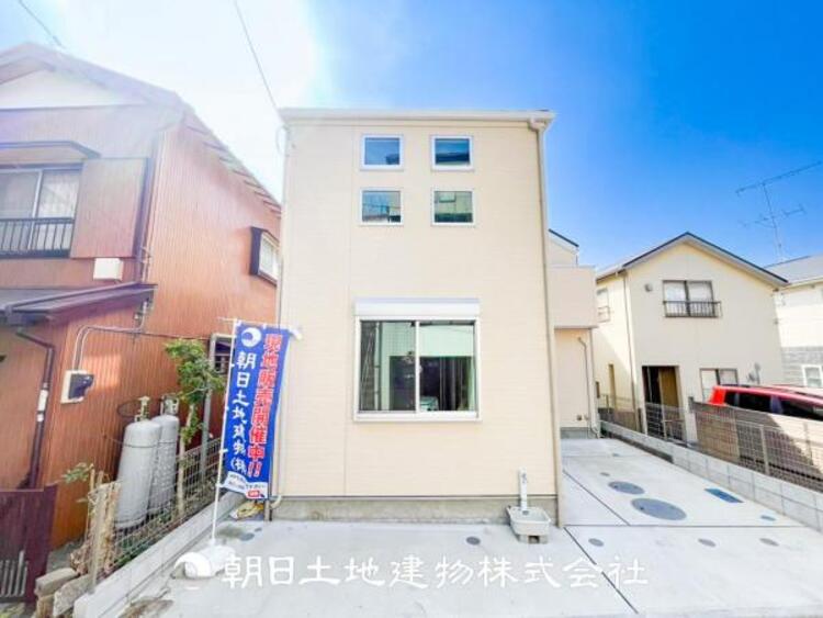 外観 前面道路は通行量の少ない落ちるいた環境です。