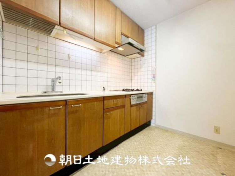 キッチン 【キッチン】日々の生活における家事の動線やリビングとの往来のしやすさに配慮し、お食事の準備や後片付けなどの家事を少しでも楽にするキッチンスペースを目指しました。毎日使う場所だからこそ。ストレスなく使えて、居心地が良くないといけないと思います。