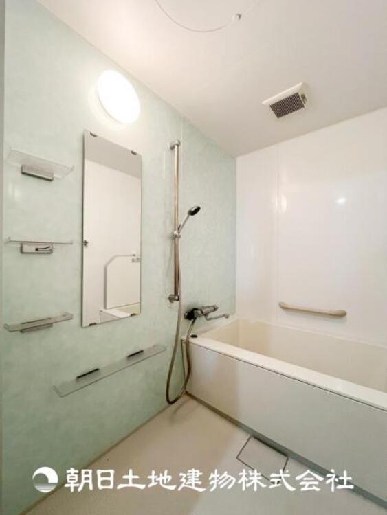 風呂 【浴室】上品な色合いが魅力のバスルームは、ほっと落ち着く空間を作り出しています。広々とした浴槽で体を癒やしながら、疲れを取り除けるような仕様です。お子様と一緒に楽しく入るのもいいですね。