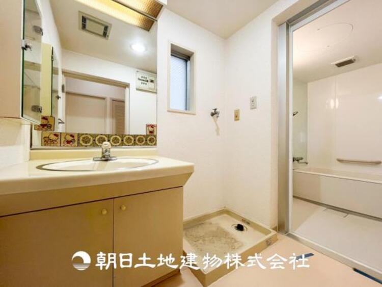 洗面 【洗面化粧台】慌ただしい1日が始まり、充実した1日の終わりを締めくくる洗面所。快適に過ごせることはもちろん、収納や機能性を兼ね備えた洗面化粧台です。