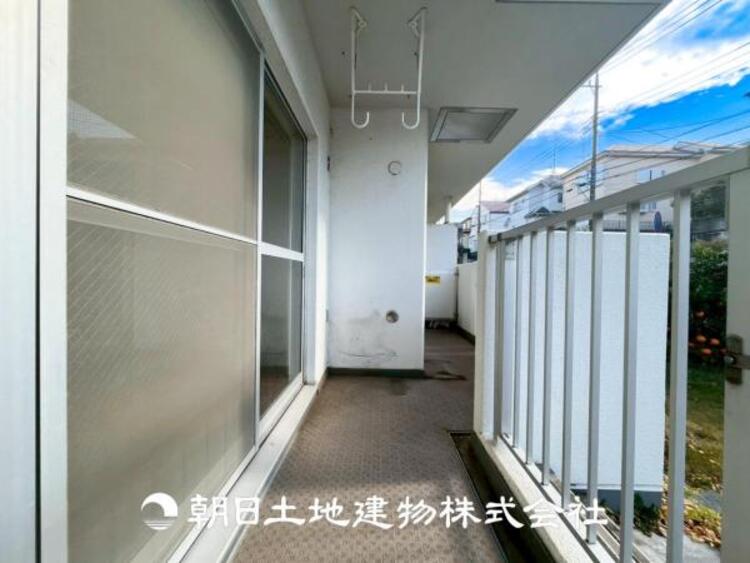 バルコニー 【バルコニー】温かい太陽を感じる事ができるのは、目の前に遮るものが無いから。彼方に広がる風景が絵画のように広がります。