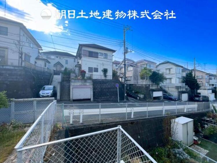 その他 【眺望】目の前に手を伸ばせば、触ることが出来そうな環境が、そのままインテリアになったような印象です。その豊かな眺望にふさわしい空間には、通風・採光にも優れ、心地よい光と風があふれています。