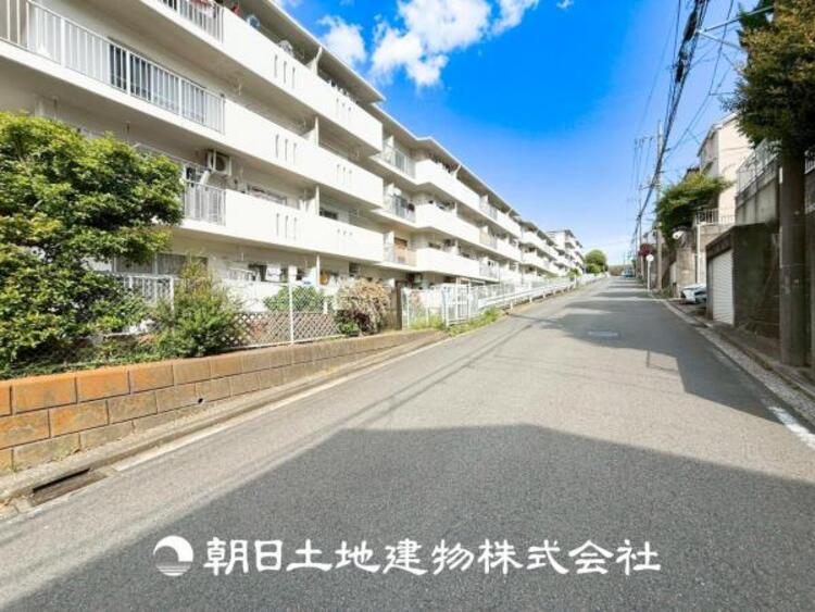 外観 【外観】ホワイトカラーで街並みに溶け込む外観は、主張し過ぎず、かつ平凡ではない絶妙なバランスで輝きを放ちます