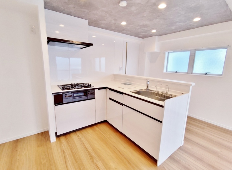 キッチン スマートな意匠と充実の機能を備えたキッチンが、暮らしにおいしい彩りを添えます。