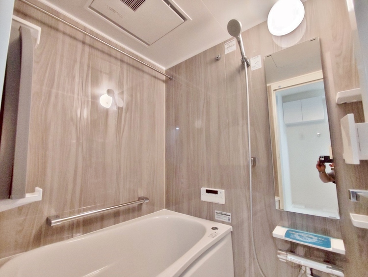 風呂 一日の疲れを癒すバスルームは、心地よいリラックスを叶える清潔感溢れる空間です。