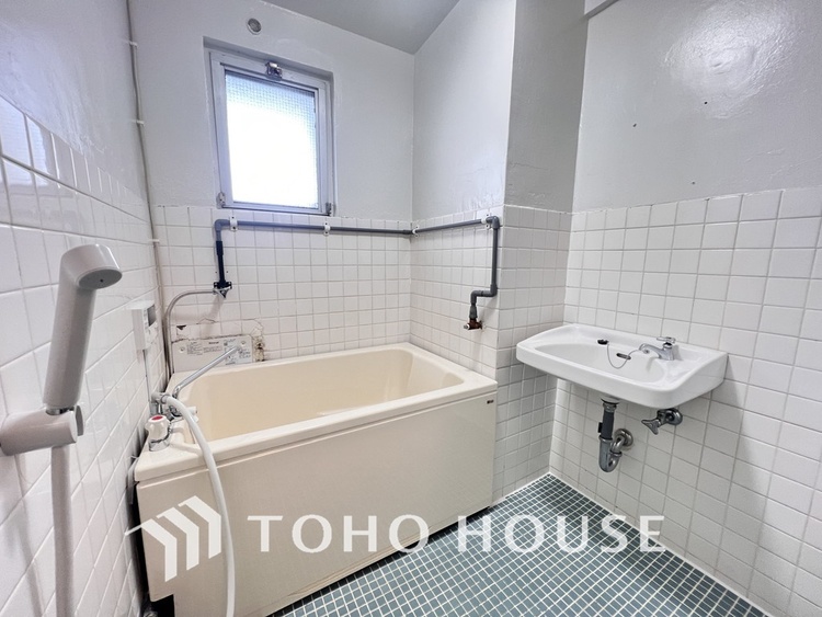 風呂 一日の疲れを癒すバスルームは、小窓付きで換気もバッチリです